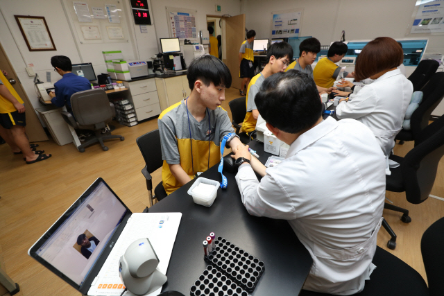 2019년도 첫 병역판정검사가 실시된 28일 오전 서울 영등포구 서울지방병무청에서 병역 의무자들이 채혈하고 있다./연합뉴스