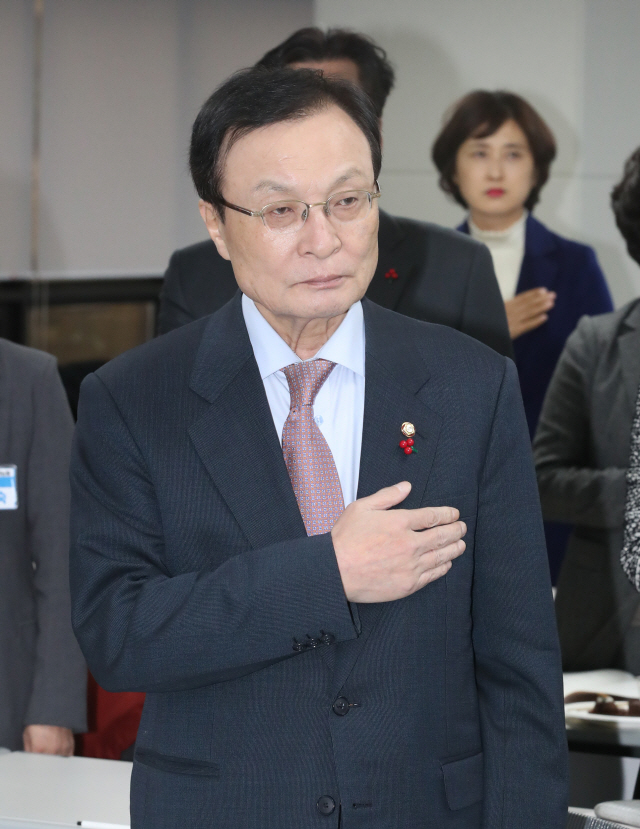 28일 오후 더불어민주당 이해찬 대표가 서울 여의도 중앙당사에서 열린 전국여성위원회 운영위원회의에 참석, 국기에 경례하고 있다./연합뉴스