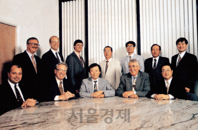 1991년 4월 미국 샌디에이고 퀄컴 본사에서 한국전자통신연구원(ETRI)와 퀄컴이 CDMA 공동개발 협약을 조인한 뒤 포즈를 취하고 있다. /사진=ETRI