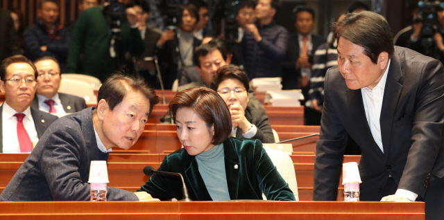 나경원(가운데) 자유한국당 원내대표가 28일 오후 국회에서 열린 의원총회에서 상임전국위·전국위 의장을 맡고 있는 한선교(왼쪽) 의원과 대화하고 있다. 오른쪽은 정양석 원내수석부대표. /연합뉴스