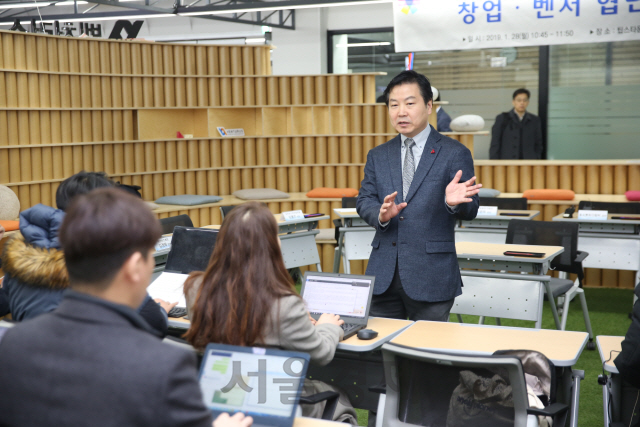 홍종학 장관이 28일 서울 역삼동 팁스타운에서 기자들의 질문에 답하고 있다./사진제공=중소벤처기업부