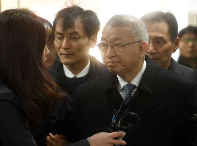 사법행정권을 남용한 혐의를 받는 양승태 전 대법원장이 23일 오전 서울 중앙지법에서 열린 구속 전 피의자 심문(영장실질심사)에 출석하고 있다./권욱기자