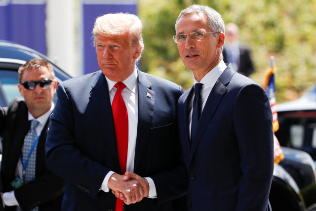 도널드 트럼프(왼쪽) 미국 대통령과 옌스 스톨텐베르그 북대서양조약기구(NATO·나토) 사무총장/로이터통신