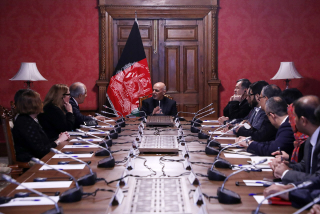아슈라프 가니(가운데) 아프가니스탄 대통령이 27일(현지시간) 잘메이 할릴자드 아프간 주재 미국 특사 등으로부터 탈레반과의 협상 내요을 듣고 있다. /카불=AFP연합뉴스