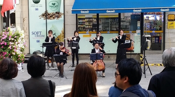 서울 강남구 압구정로데오거리 공연 모습/강남구 제공