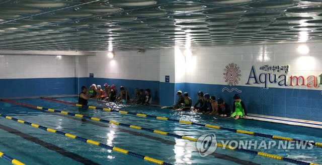 생존 수영 교육. 해당 사진은 본 기사와 직접적인 관련이 없습니다./연합뉴스