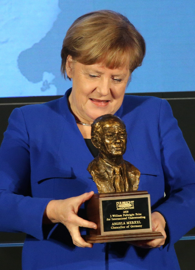 28일(현지시간) 독일 베를린에서 앙겔라 메르켈 독일 총리가 ‘2018 풀브라이트 국제이해상’ 트로피를 받아들고 미소짓고 있다. /베를린=AFP연합뉴스