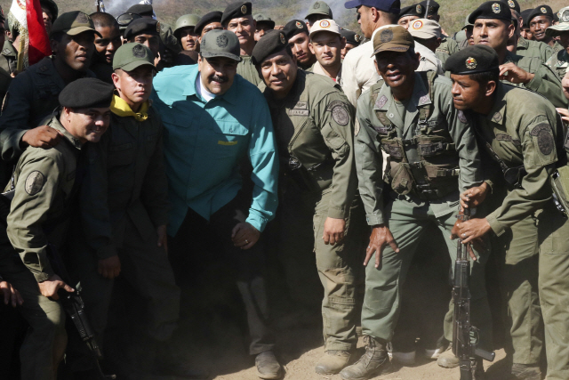 니콜라스 마두로 베네수엘라 대통령이 27일(현지시간) 군부대를 찾아 군인들과 기념촬영을 하고 있다. /AP연합뉴스