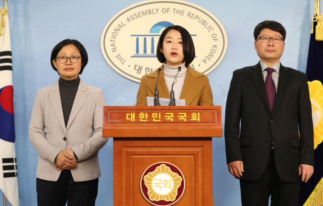 통합진보당 김미희(왼쪽부터), 김재연, 오병윤 전 통합진보당 의원들이 28일 오전 국회 정론관에서 자유한국당 당권주자로 거론되는 황교안 전 국무총리의 통합진보당 해산 관련 발언을 비판하며 구속 수사를 촉구하는 기자회견을 하고 있다./ 연합뉴스