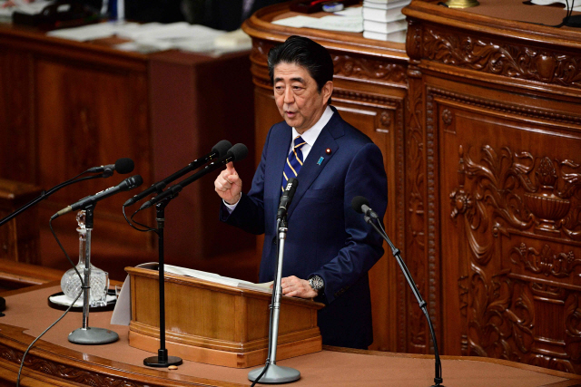 아베 신조(安倍晋三) 일본 총리가 28일 국회에서 시정연설하고 있다./연합뉴스
