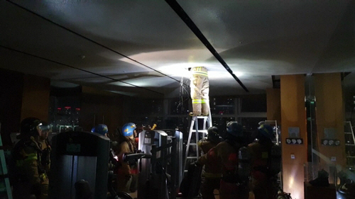 28일 오후 9시 53분 부산 해운대 마린시티 호텔 ‘파크 하얏트 부산’ 5층 피트니스센터 출입구 부근에서 화재가 발생했다./ 부산소방재난본부 제공
