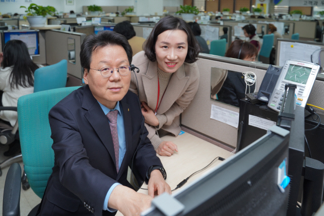 지난 28일 서울 용산구 NH농협은행 고객행복센터에서 김광수(왼쪽) NH농협금융지주 회장이 직접 고객 전화 상담을 하고 있다. 김 회장은 고객행복센터와 경기도 의왕 NH통합IT센터를 방문해 설 연휴 대비 비상운영계획을 점검했다./사진제공=농협금융