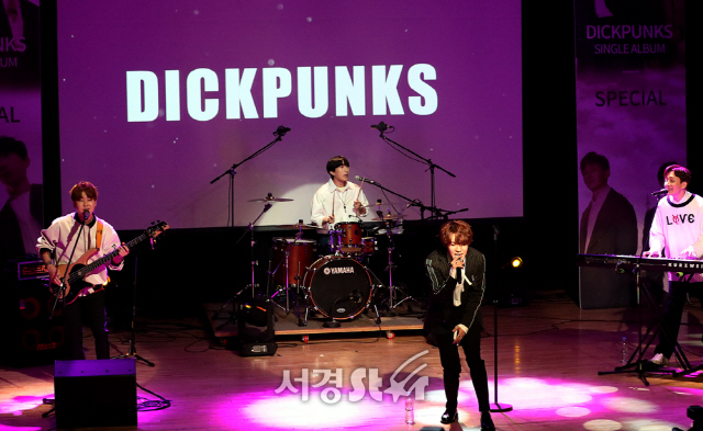 그룹 딕펑스(DICKPUNKS)가 29일 오후 서울 강남구 청담동 일지아트홀에서 열린 딕펑스 싱글 ‘스페셜(SPECIAL)’ 발매 기념 쇼케이스에서 멋진 무대를 펼치고 있다.