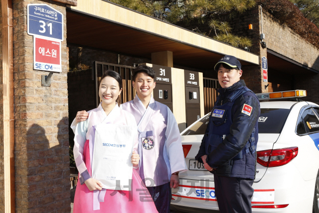 에스원은 침입범죄 시도가 빈번해지는 설 연휴를 앞두고 특별근무를 시작했다. 29일 에스원 출동요원이 고객에게 안심봉투를 전달하고 있다./사진제공=에스원