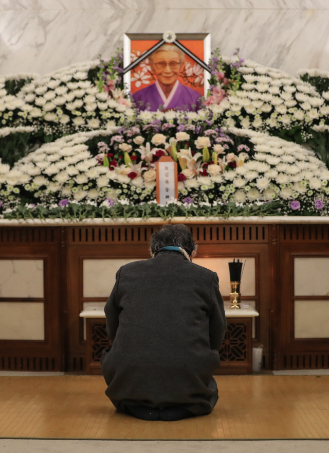 일본군 위안부 피해자 길원옥 할머니가 29일 서울 서대문구 신촌세브란스병원 장례식장에 마련된 일본군 위안부 피해자 고(故) 김복동 할머니 빈소를 찾아 조문하고 있다. /연합뉴스