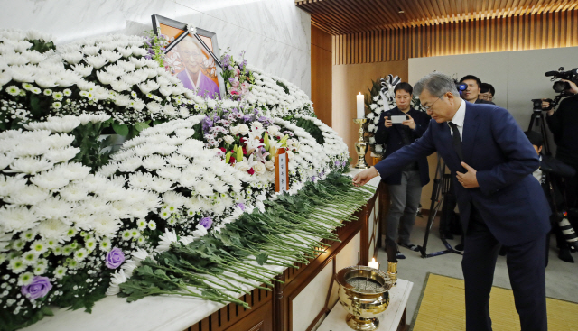 문재인 대통령이 29일 서울 서대문구 세브란스병원 장례식장에 마련된 일본군 위안부 피해자 고(故) 김복동 할머니의 빈소를 찾아 조문하고 있다. /연합뉴스