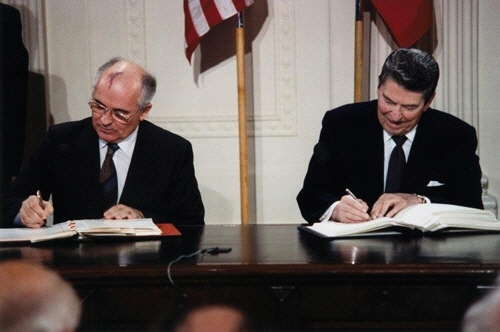 고르바초프 서기장과 레이건 대통령이 1987년12월8일 INF 협정에 서명하고 있다/위키피디아=연합뉴스