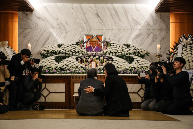 일본군 위안부 피해자 길원옥 할머니가 29일 서울 서대문구 신촌세브란스병원 장례식장에 마련된 일본군 위안부 피해자 고(故) 김복동 할머니 빈소를 찾아 조문하자 윤미향 정의기억연대 대표가 길 할머니를 위로하고 있다./연합뉴스