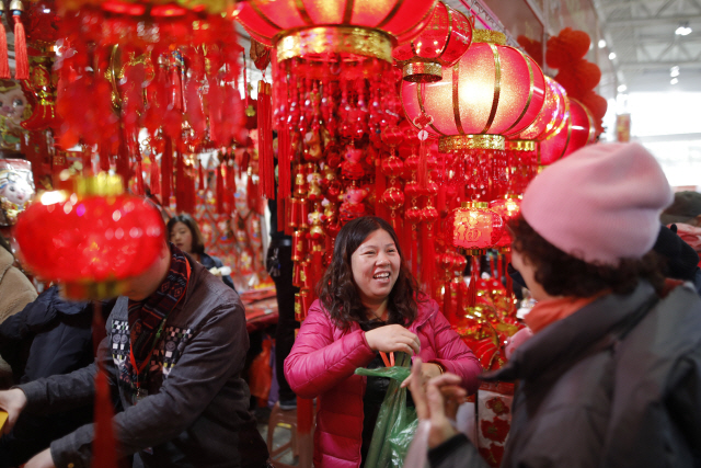 28일 중국 베이징에서 시민들이 춘제를 앞두고 장식품을 고르고 있다. /EPA연합뉴스