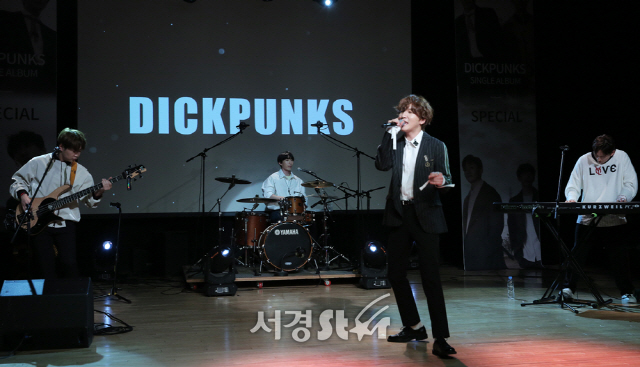 그룹 딕펑스(DICKPUNKS)가 29일 오후 서울 강남구 청담동 일지아트홀에서 열린 딕펑스 싱글 ‘스페셜(SPECIAL)’ 발매 기념 쇼케이스에서 멋진 무대를 펼치고 있다.