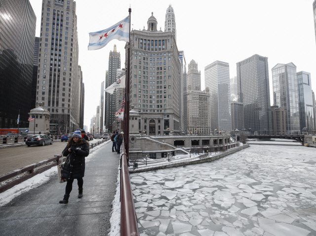 시카고 시민들이 29일(현지시간) 얼어붙은 시카고강 인근을 지나고 있다. /시카고=EPA연합뉴스