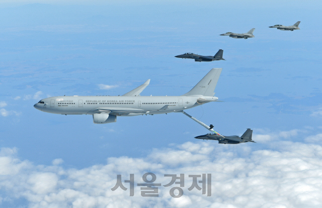 우리 공군의 공중급유기 1호기가 주력 전투기인 F-15K, KF-16 전투기에게 공중에서 급유하고 있다. 공중급유기가 전력화함에 따라 공군의 작전수행능력이 크게 늘어났다. /사진= 공군 제공