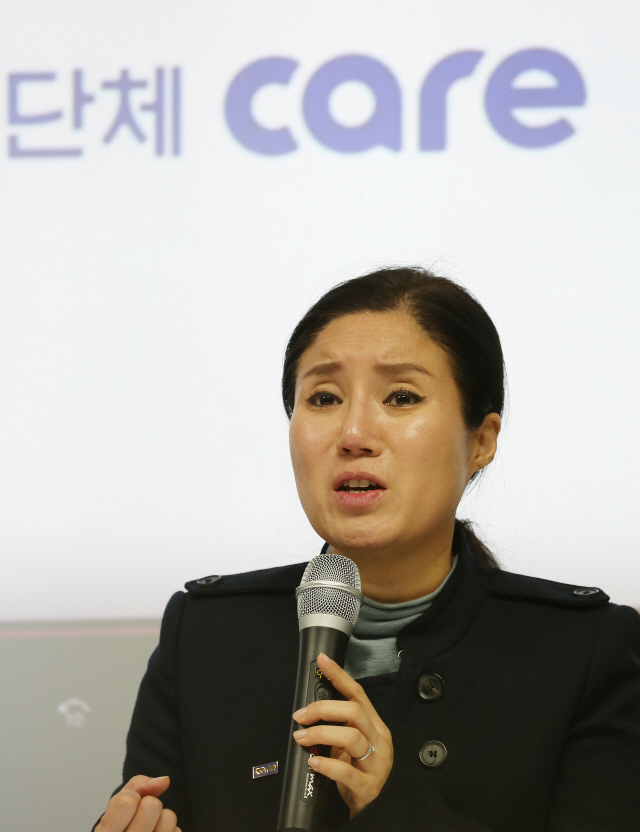 구조동물 안락사 논란을 빚은 동물권단체 ‘케어’ 박소연 대표가 19일 오전 서울 서초구의 한 건물에서 열린 기자회견에서 울먹이며 의혹에 대해 해명하고 있다. /연합뉴스