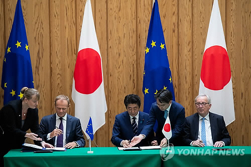작년 7월 도쿄 총리 관저에서 아베 신조 일본 총리(가운데)와 도날트 투스크 유럽연합(EU) 정상회의 상임의장(왼쪽), 장클로드 융커 EU 집행위원장이 일본과 EU간 경제연대협정(EPA)에 서명하고 있다. /연합뉴스