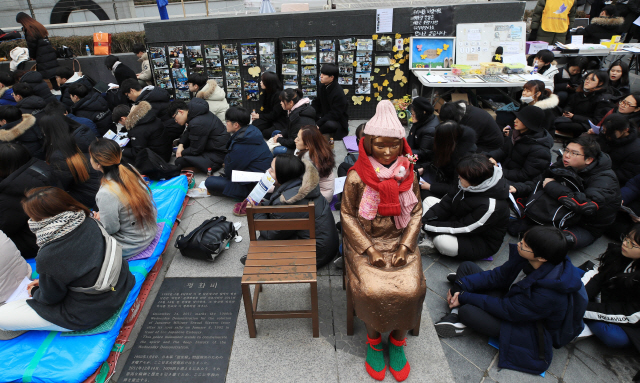 30일 서울 종로구 옛 일본대사관 앞에서 일본군 성노예제 문제해결을 위한 제1372차 수요집회가 열리고 있다. /연합뉴스