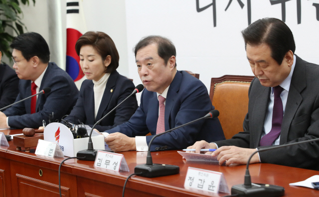 김병준 자유한국당 비대위원장이 30일 국회에서 열린 비대위원회·중진의원 회의에서 발언하고 있다. /연합뉴스