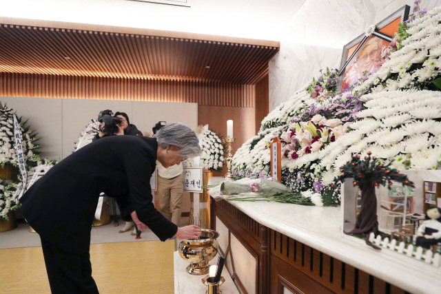 강경화 외교부 장관이 30일 오전 서울 서대문구 신촌세브란스병원 장례식장에 마련된 고 김복동 할머니의 빈소를 찾아 조문하고 있다./연합뉴스