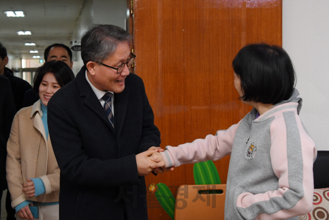 김재현(사진 왼쪽) 산림청장이 익산시 창혜복지재단을 찾아 원생을 격려하고 있다. 사진제공=산림청