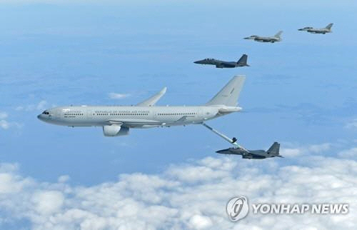 공군이 김해기지에서 KC-330 공중급유기 전력화 행사를 실시한다고 30일 전했다. 사진은 KC-330 공중급유기가 공군의 주력 F-15K 전투기에 공중급유를 실시하고 있는 모습. /공군 제공=연합뉴스