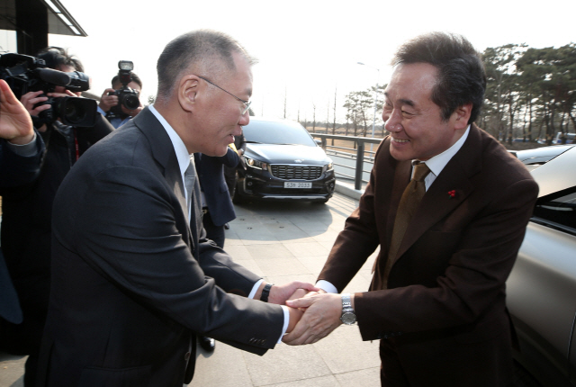 이낙연 국무총리가 30일 오후 경기 화성시 남양읍 온석리 현대·기아자동차 기술연구소를 방문해 정의선 현대차그룹 수석부회장의 영접을 받고 있다. 이 총리는 이날 정 수석부회장과 함께 수소전기차와 자율주행차 개발 현장을 돌아봤다. /사진공동취재단