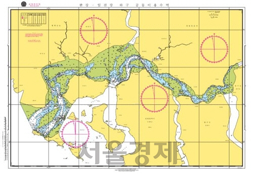 남북이 지난해 공동조사를 실시한 한강 하구 지역 해도. 측량과 조사는 남북 전문가 20명이 공동진행하고 제도 제작은 남측 국립해양조사원이 맡은 한강 하구지역 해도는 민간 선박의 자유 항행 등에 활용될 필수 자료다./해양수산부 제공