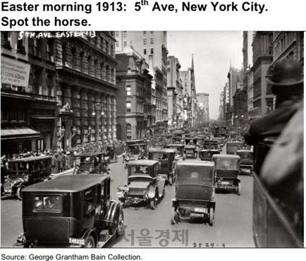 1913년 미국 뉴욕 맨해튼 5번가에서 마차가 단 한 대만 보이는 모습.