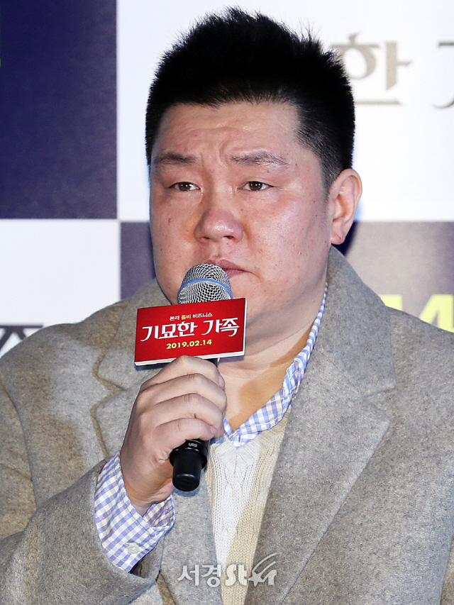 이민재 감독이 30일 서울 중구 장충동 메가박스 동대문에서 열린 영화 ‘기묘한 가족’ 언론시사회에 참석하고 있다.