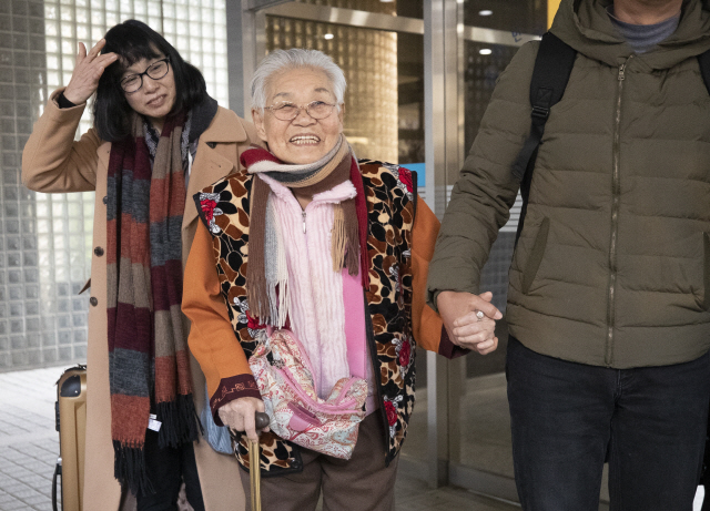 김옥순(가운데) 할머니가 30일 서울 서초동 서울고등법원에서 열린 후지코시 근로정신대 2차 손해배상 청구소송 항소심 승소한 뒤 밝은 표정으로 법정을 나서고 있다. /연합뉴스