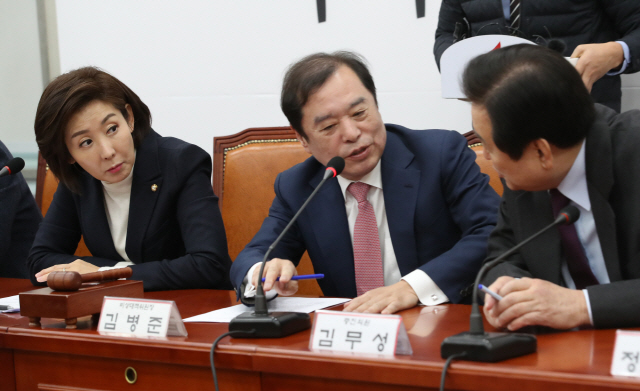 자유한국당 나경원 원내대표(왼쪽부터), 김병준 비대위원장, 김무성 의원이 30일 국회에서 열린 비대위원회·중진의원 회의에서 이야기하고 있다./연합뉴스