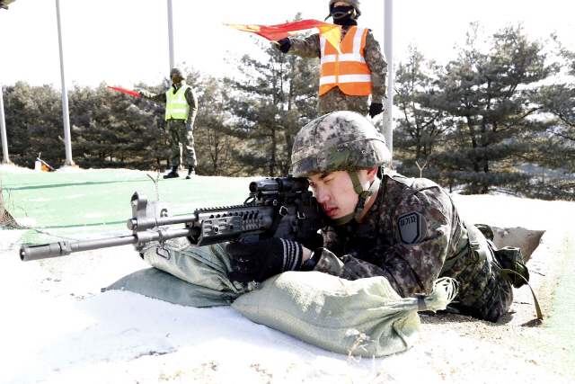 육군이 27사단 백호대대와 특전사 1개 대대에 워리어 플랫폼 전투장비를 보급해 시범적용하고 있다고 29일 전했다. 사진은 지난 28일 강원 화천의 자동화사격장에서 27사단 백호대대 장병이 워리어 플랫폼을 장착한 소총으로 사격하고 있는 모습. /육군 제공=연합뉴스