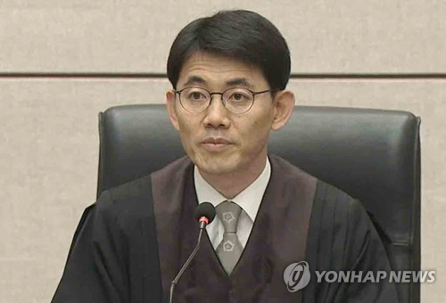 '김경수 유죄 선고' 성창호 판사, 박근혜에겐 '징역 8년' 선고