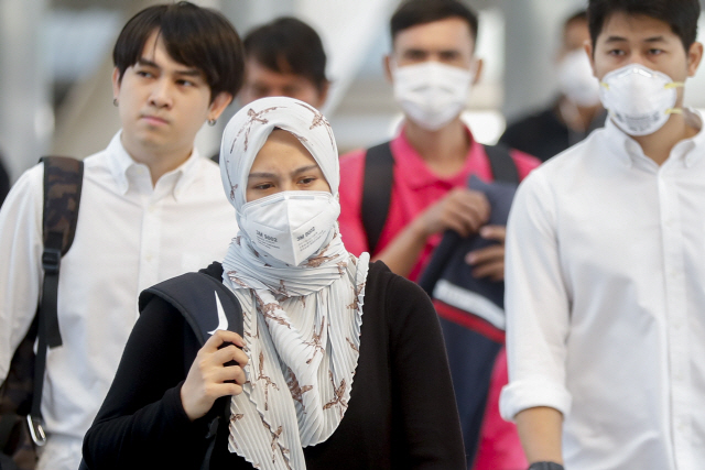 30일(현지시간) 태국 방콕 시민들이 마스크를 낀 채 거리를 지나고 있다. /방콕=EPA연합뉴스