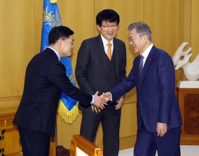 문재인 대통령이 30일 오후 청와대에서 이제민 국민경제자문회의 신임 부의장(가운데), 이정동 경제과학특별보좌관과 오찬 간담회를 하기에 앞서 인사를 나누고 있다. /연합뉴스