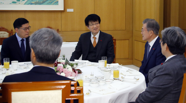 문재인 대통령이 30일 오후 청와대에서 이제민 국민경제자문회의 신임 부의장, 이정동 경제과학특별보좌관과 오찬 간담회를 하고 있다. 왼쪽부터 이 경제과학특보, 김수현 정책실장, 이 부의장, 문 대통령, 노영민 비서실장. /연합뉴스