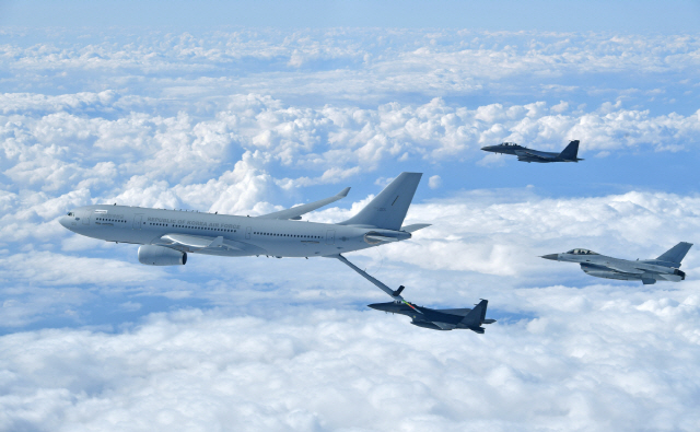 공군의 KC-330 공중급유기가 30일 공군의 주력 F-15K 전투기에 공중급유를 실시하고 있다./사진제공=공군