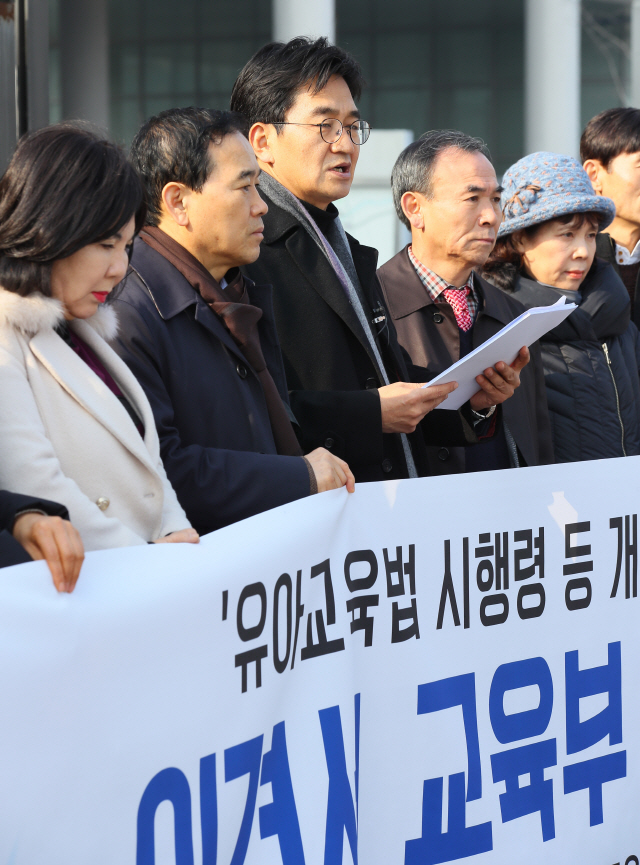 한국유치원총연합회 이덕선 비대위원장(가운데)과 집행부들이 23일 세종시 정부세종청사 교육부 앞에서 대형사립유치원에 ‘국가회계시스템(에듀파인)’ 도입을 의무화하는 ‘유아교육법 시행령 및 사학기관 재무·회계 개정안’의 철회를 요구하며 사립유치원에 맞는 회계시스템 도입을 주장하고 있다./연합뉴스