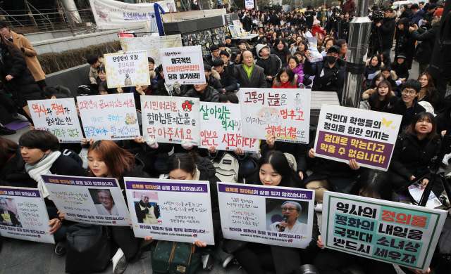 28일 ‘일본군 위안부’ 피해자로서 여성 인권 운동의 길을 걸은 김복동 할머니가 향년 93세의 나이로 별세한 가운데 30일 서울 종로구 옛 일본대사관 앞에서 열린 일본군 성노예제 문제해결을 위한 제1372차 수요집회에서 참가자들이 일본 정부에 위안부 피해에 대한 책임을 요구하고 있다. /연합뉴스