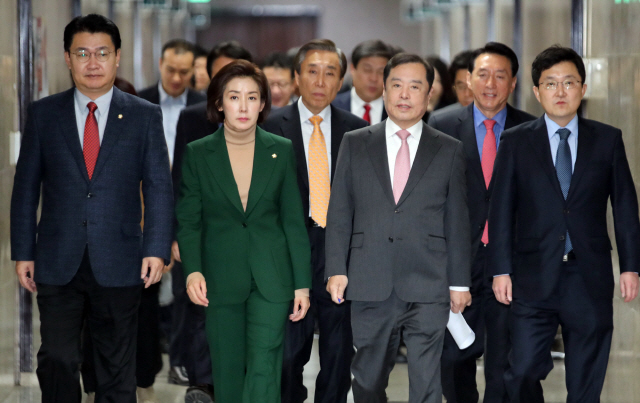 자유한국당 김병준 비대위원장과 나경원 원내대표 등 당 지도부가 31일 오전 국회에서 열린 비상대책위원회 회의에 참석하기 위해 이동하고 있다. /연합뉴스