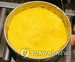 일본 원자력규제청은 지난해 1월 인터넷 경매 사이트에 우라늄 분말과 고형 모양의 물질이 매물로 올라오는 것을 발견하고 경찰에 통보했다. 사진은 옐로케이크/연합뉴스