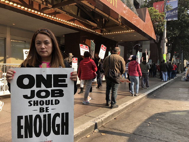 래릴루 카룸바가 샌프란시스코 매리엇 마키 호텔 앞에서 피켓 시위를 벌이고 있다.       사진=포춘US